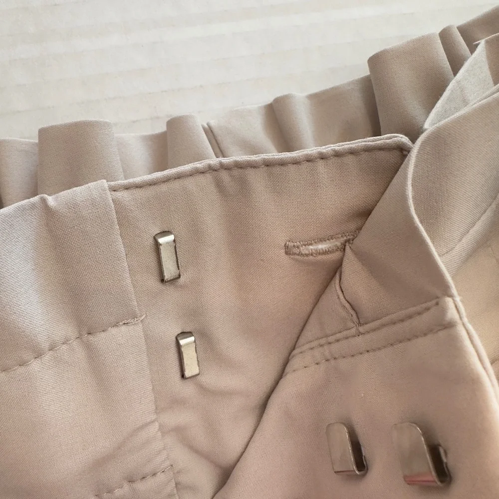 Athleta Skyline Short II Tan Paperbag Waist Tie Belt Shorts Womens Size 6
